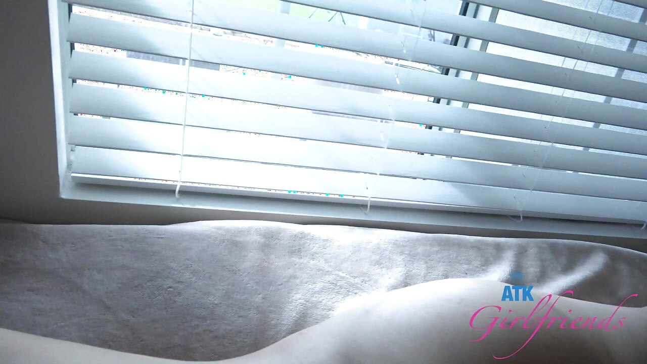 Tu fais un massage à Zoey après ta journée. Elle est excitée et a besoin de ta bite. Tu la baises et tu la fais jouir