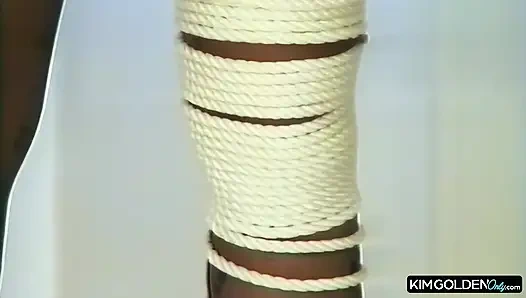 Sinnliche Blondinen im erotischen Striptease