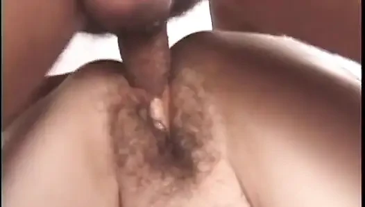 Bu yaşlı hatun hala deliklerini yarakla doldurmak için çok azgın