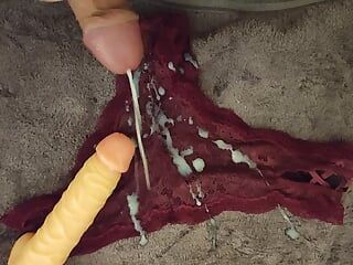 Grosse éjaculation de sperm sur le tanga d'une pote à des amies culotte