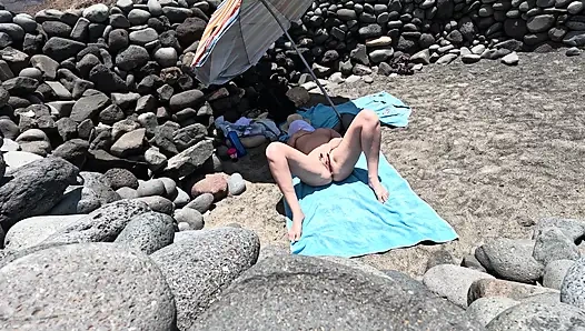 Cowok ini ngeliat cewek bugil di pantai dan mulai