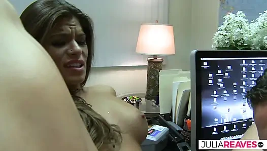 Ateşli kız büyük bir yarağa binerken inliyor