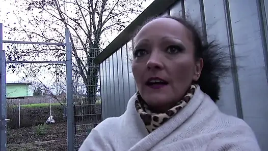 Si rambut cokelat pantat besar disodok payudaranya basah