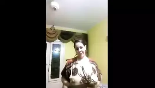 Египетская жена, красивые сиськи играют в ее теле