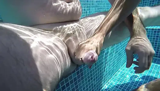 Горячая MILF С Rosebud Мастурбирует И Дрочит Под Водой, А Потом Доводит Мужа До Оргазма