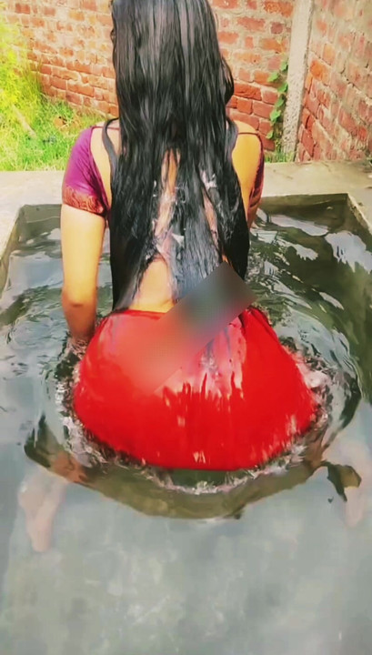 Indian desi bhabhi is going out of the house and taking a bath. 
Brother-in-law, I want to you today, I am coming after bathing. 
Yes sister-in-law quickly