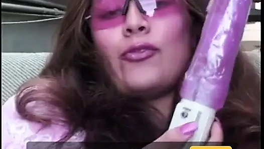 Geile brünette wickelt ihre lippen um einen langen vibrator