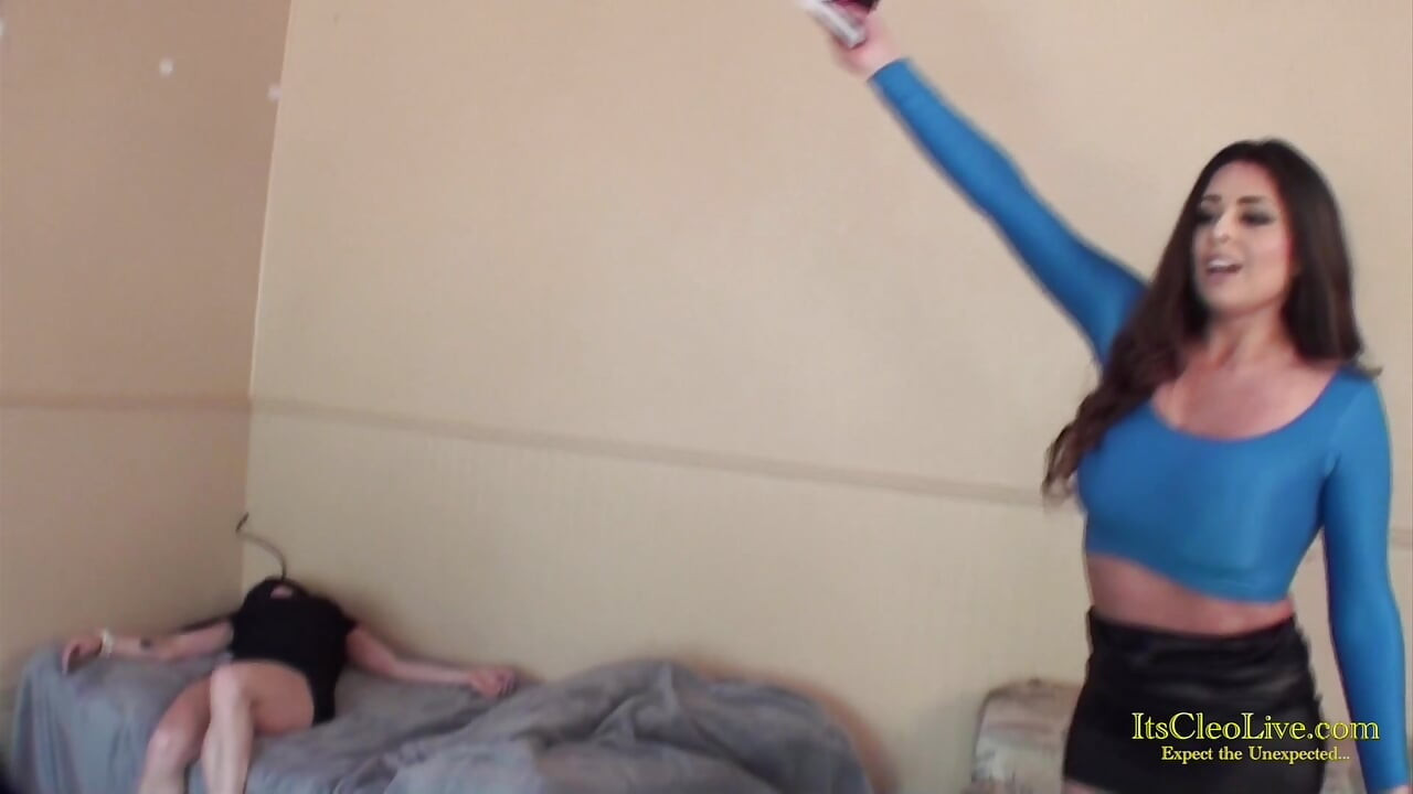 Sexy Babes Cleo and Jasmine Mendez Fight!