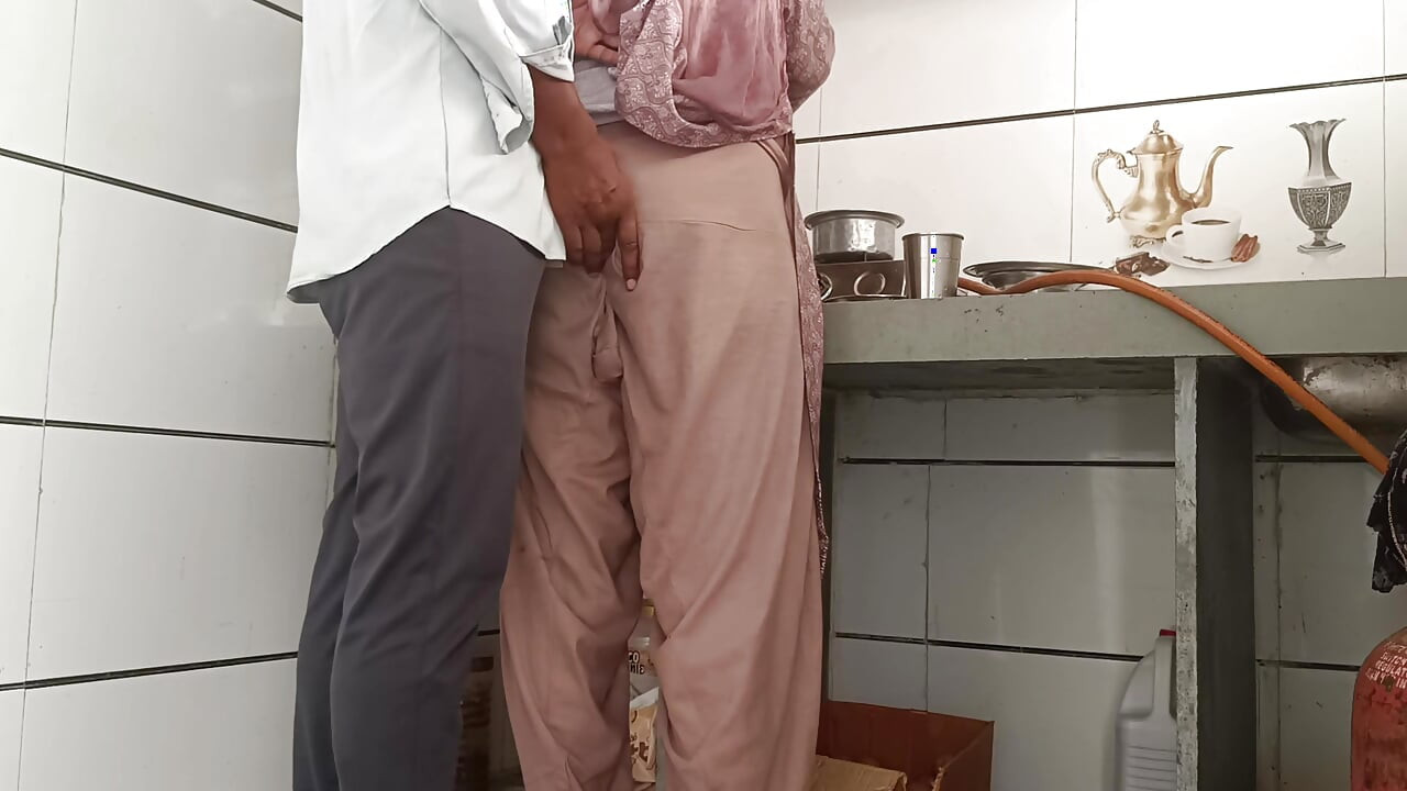 Rasoi mein bhabhi ji ke sath masti