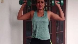 Sri Lankaanse actrice Medha Jayarathna sexy trainingssessie