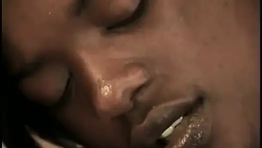 Doğal memeli Afrikalı güzellik zevkle yarak mastürbasyon yapıyor