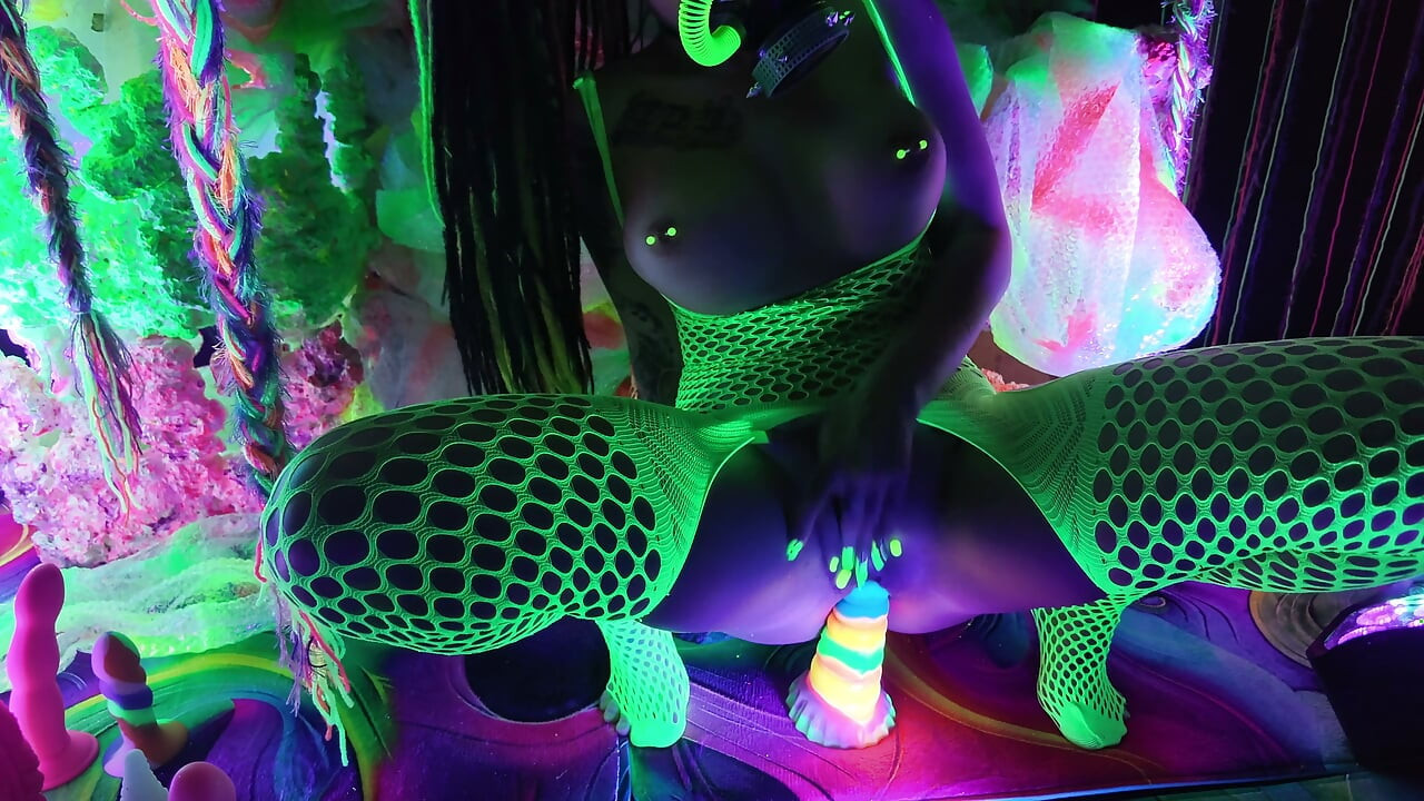 Neon solo fuck - gas mask heavy breathing as i fuck myself in neon lights all over