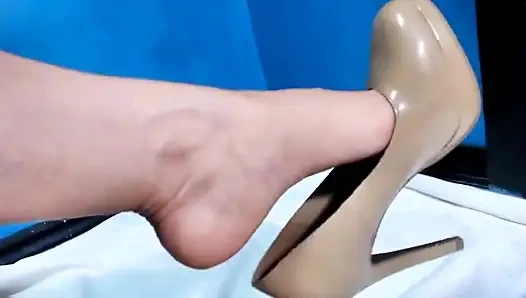 Ayakkabı gösterisi: Bronz yüksek topuklu vol 1 özel bir randevuyu beklerken kamerayı açmaya karar verdim. Bu S'i ilk başlatan