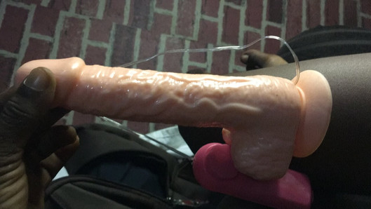 Poesje vingeren totdat ik de drang had om een grote dildo in zowel mijn kontgaatje als poesje te berijden