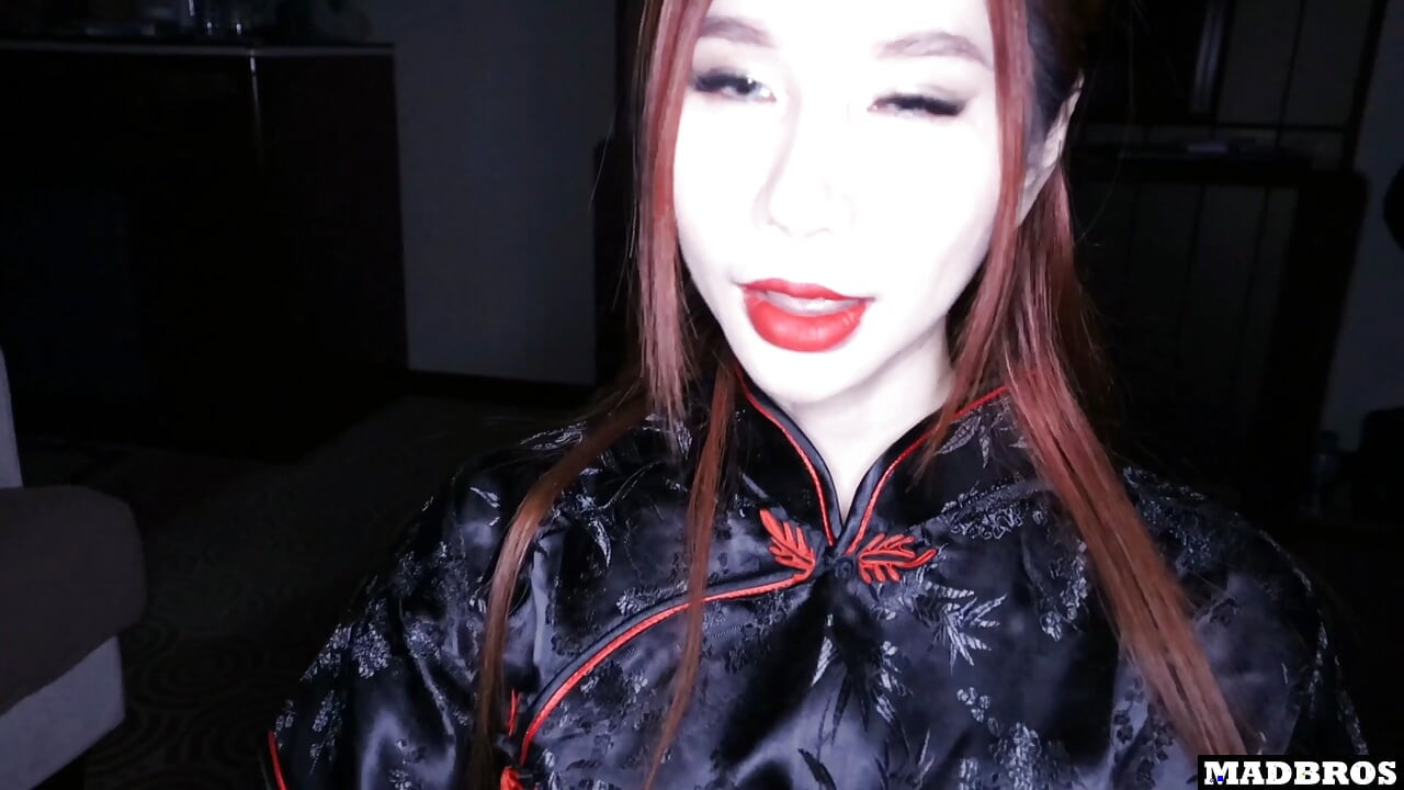 Chica asiática tetona nos invita de nuevo a ser golpeados en la oscuridad !!