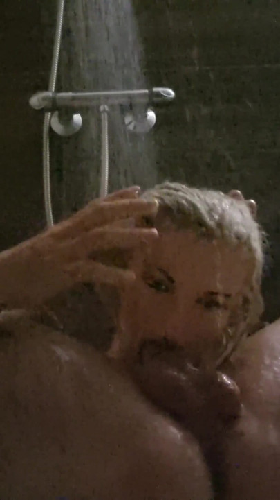 เย็ดคอใต้อาบน้ํา