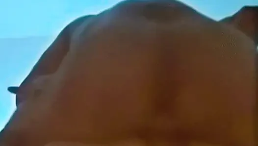 Evli sürtük iyi bir ateşli evli kadının olması gerektiği gibi küfür ediyor, inliyor ve yarak için yalvarıyor.