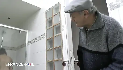 Amatör genç sarışın anal babayla üçlü sikiliyor