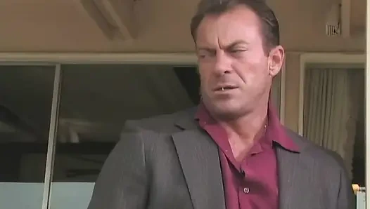 Доминирующий красавец трахает двух возбужденных азиатских шлюх в диком тройничестве на диване!