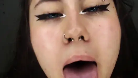 Красивая 18-летняя обожает получать всю сперму от члена