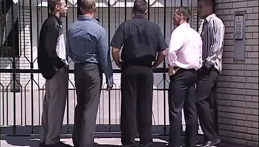 Tante bahenol ini dientot habis-habisan sama kontol besar sampai mengerang keenakan