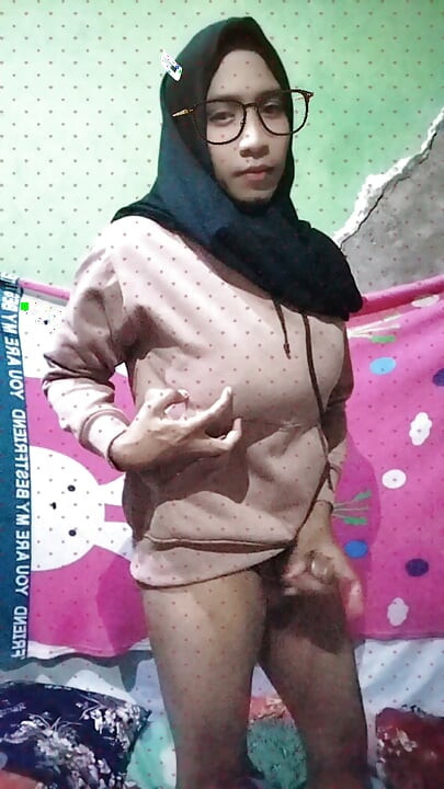 Beautiful and fun shemale masturbating alone