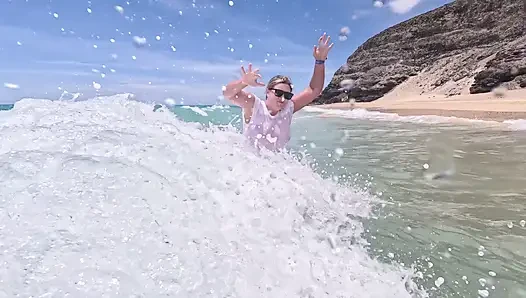 Mädchen Benetzt Jeans Im Meer Und Schwimmt Im Nassen Weißen T-shirt