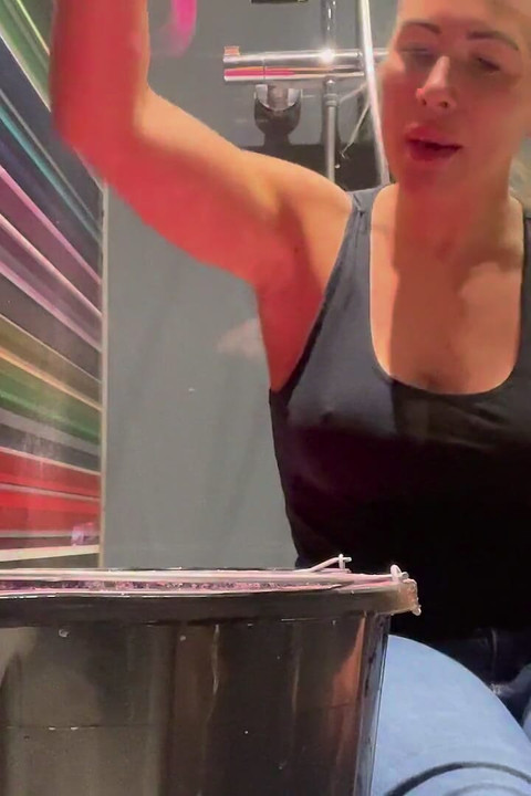 キャリーがピンクのガンジーを塗られる