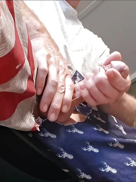 BWC atira enormes cargas de porra tem seu masturbado duro