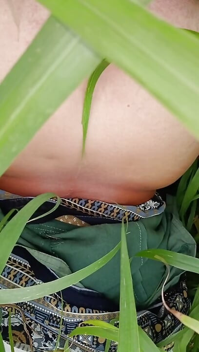 Khet mein badi bhabhi brother-in-law ji I want to suck your cock Kasu bhabhi drink the water of my lode no one in the field