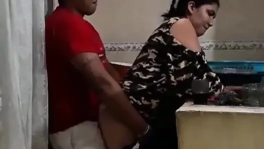 Karyawan ngentot waktu lagi cuci piring - istriku hampir mergokin kami lagi cuci piring