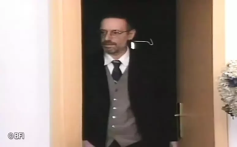 Sluškinju dominira i kažnjava njen vlasnik