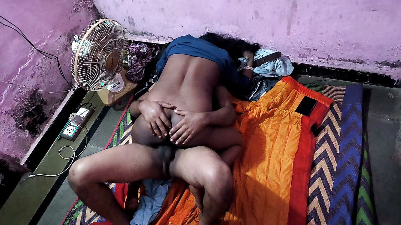 Super seksi vruća Bhabhi uhvatila svog Devara samog u sobi