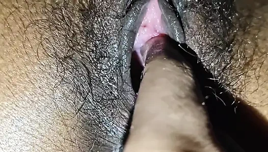 Массаж Большая целая киска трахает пальцами и трахается с черным черным волосатым членом во время ношения презерватива.