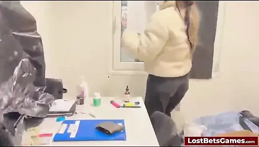 A wild Strip Wheel of Fortune menantang permainan pasangan