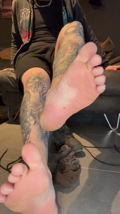 Feet, feet, nasty smelly feet | Clip 1