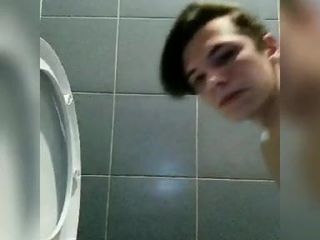 18-letni pedał czyści swoją toaletę