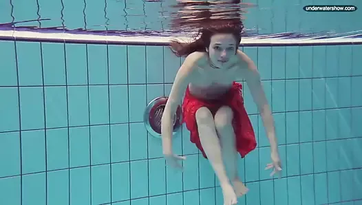 Libuse идет под водой в бассейне