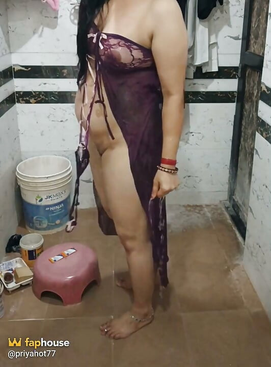 Priya Bhabi Hot Bathing Big Ass Show