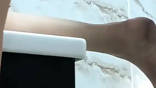 Ngentot penuh gairah di kamar mandi di kamar mandi