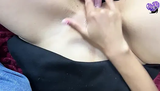 Мой бойфренд трахает пальцами мою очень мокрую киску до настоящего оргазма крупным планом - Pantera Nika