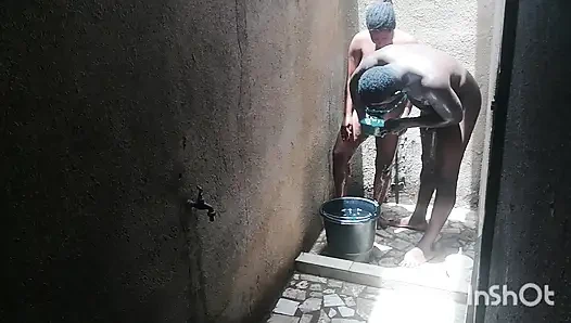 Жена моего лучшего друга позвонила мне в душе, пока она стирала свои личные части. Я не удержалась от соблазна.