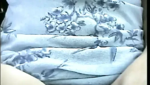 Горячие крошки-брюнетки трахают пальцами и страстно поедают киску