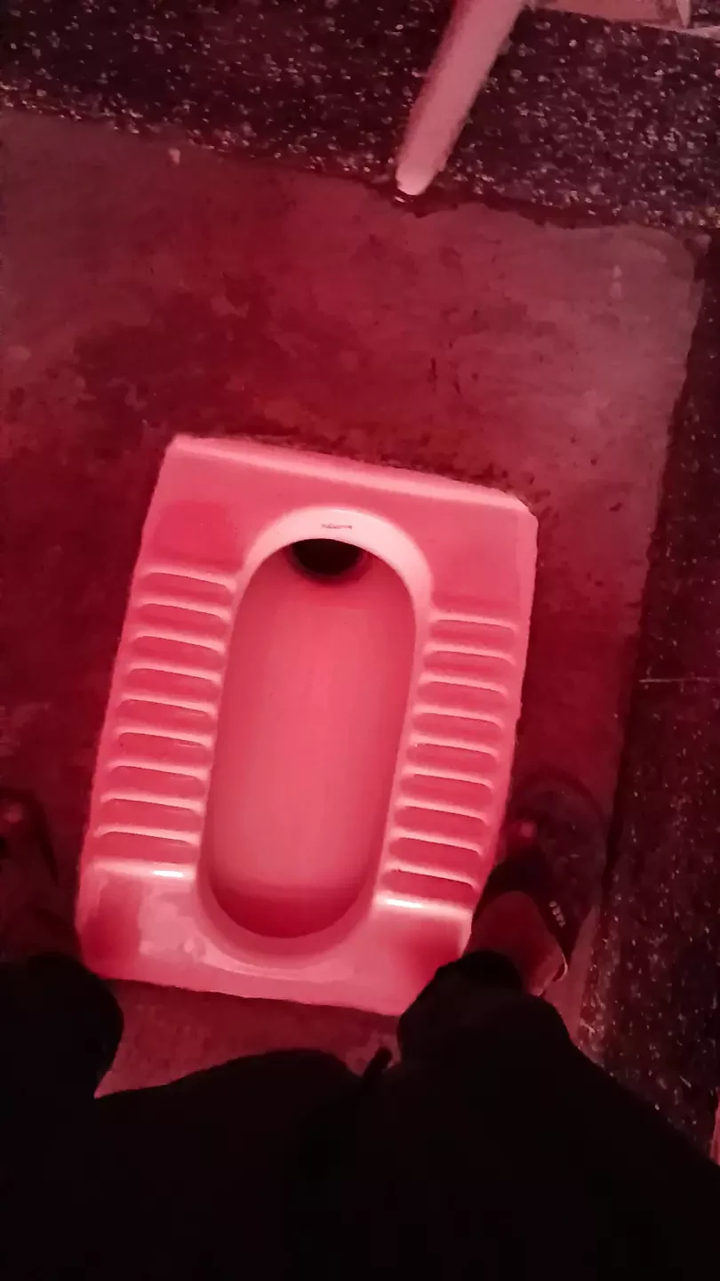 Un jeune garçon se rase la bite