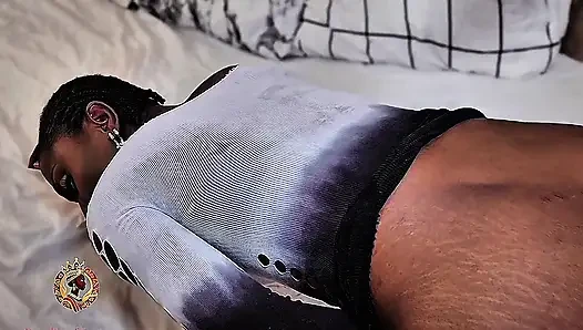 Güzel Chun Bee kıvrımlı bir yarağın tadını çıkarıyor