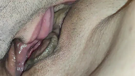 Mein Mann frisst meine Vagina. Ich habe schon gepinkelt)