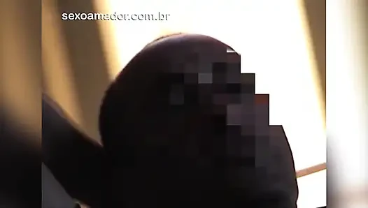 Cowok ini tiba dari kampus dan mergokin saudara tirinya ngentot sama pacarnya