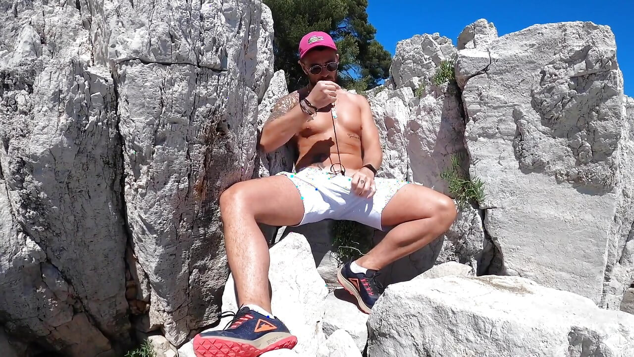 Mathieu Ferhati se masturbează pe stânci