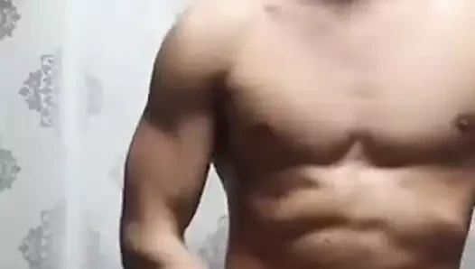 Sıcak muscled twink gerizekalı kapalı