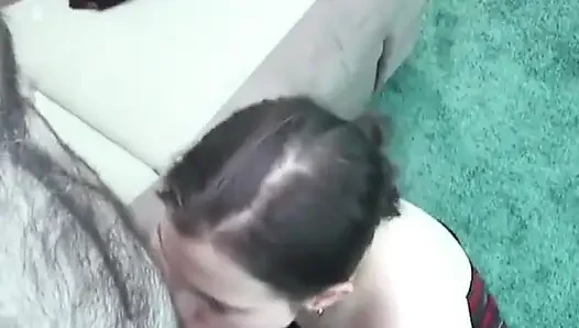Kathy si cewek nakal rambut cokelat lagi asik nyepong kontol